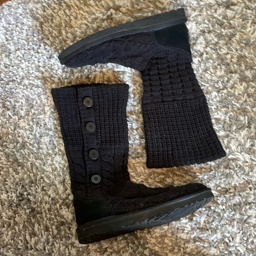 UGG Australia Women’s Leland Cable Knit with Buttons Boots size 7